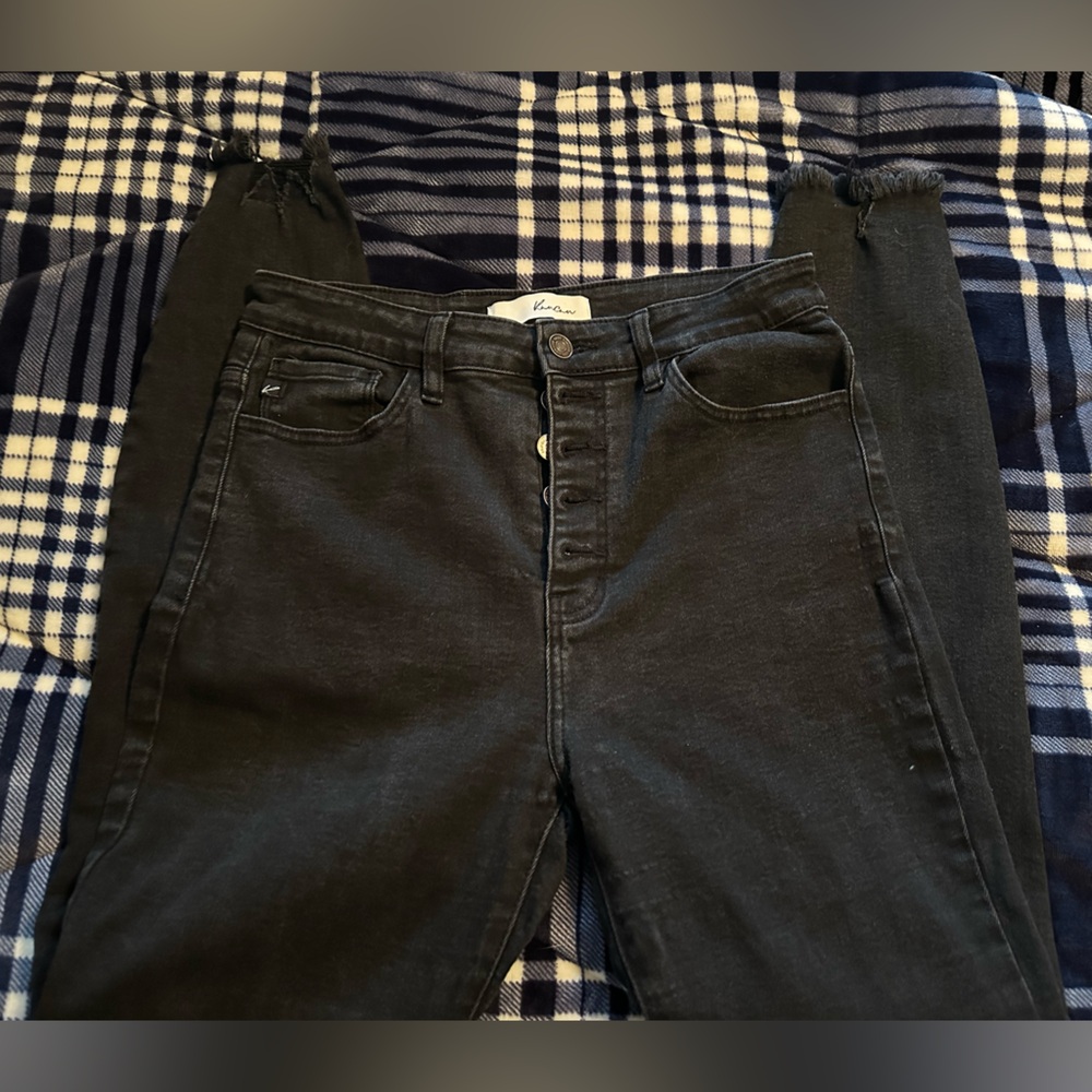 KanCan distressed black button up jeans
9/28